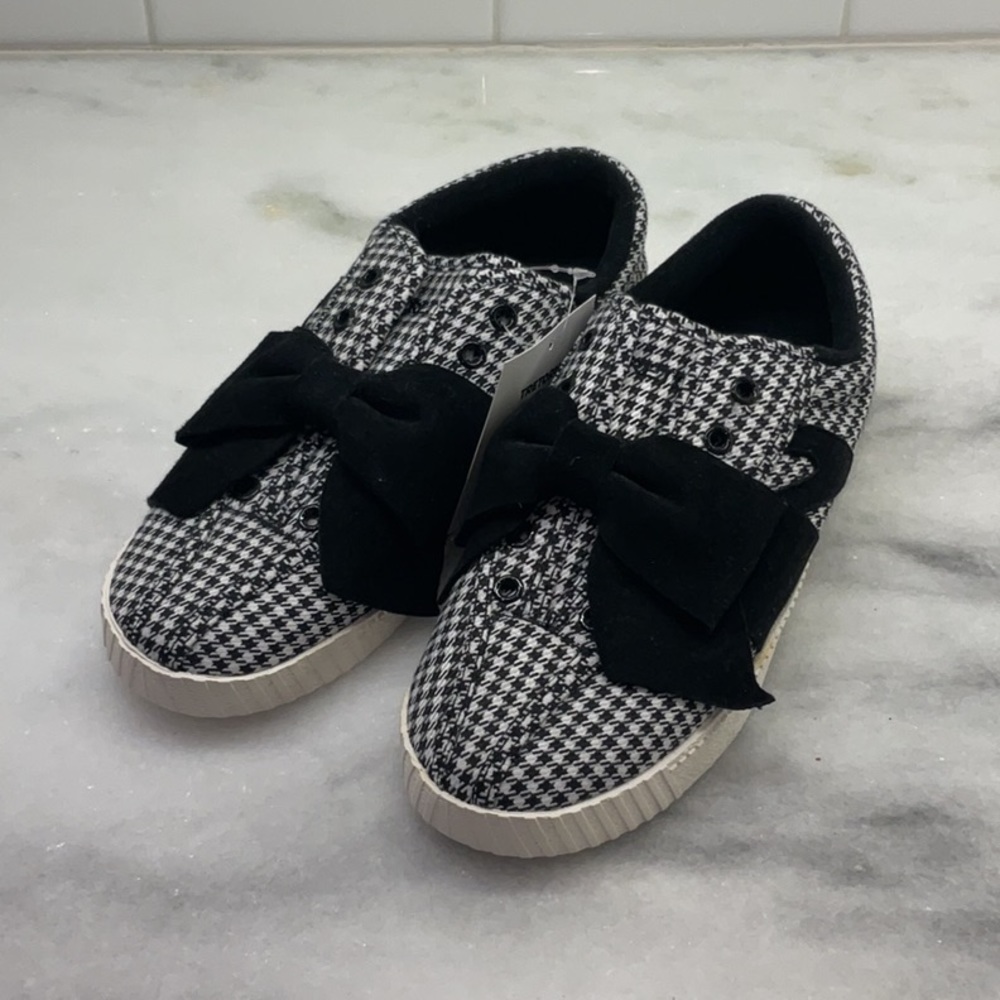 Women’s size 6 slip on sneakers